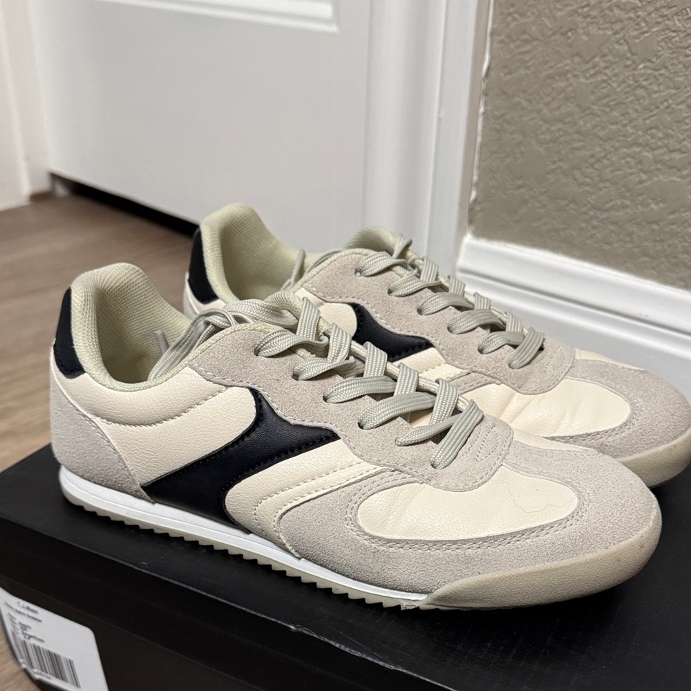Nicole Miller low top sneaker